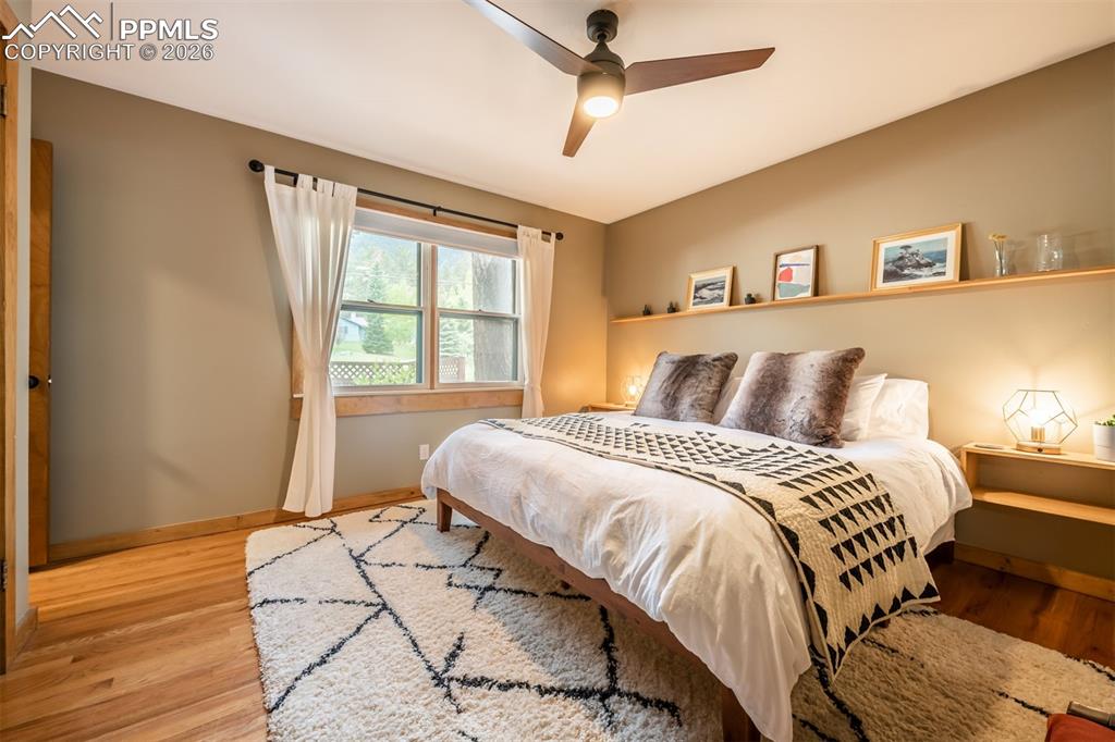 Image 26 of 50: Bedroom