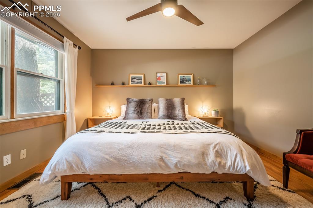 Image 27 of 50: Bedroom