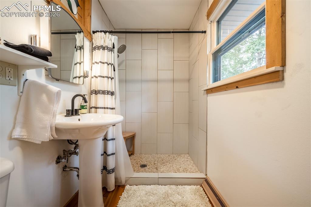 Image 28 of 50: Bathroom