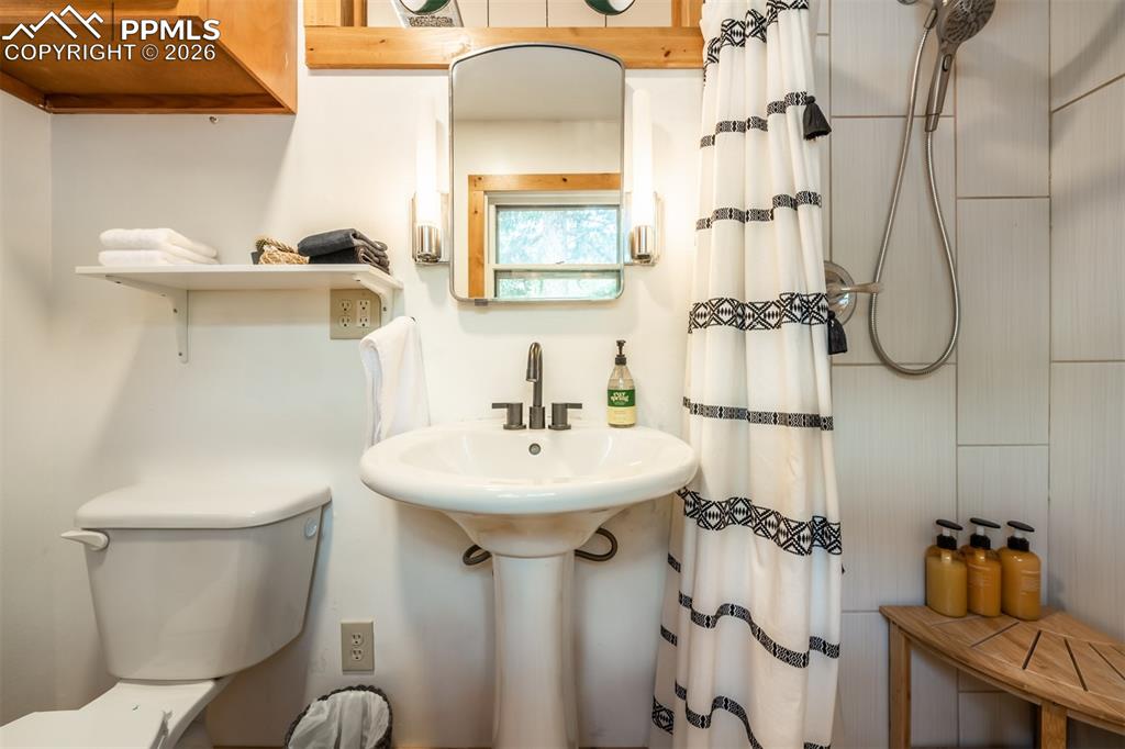 Image 30 of 50: Bathroom