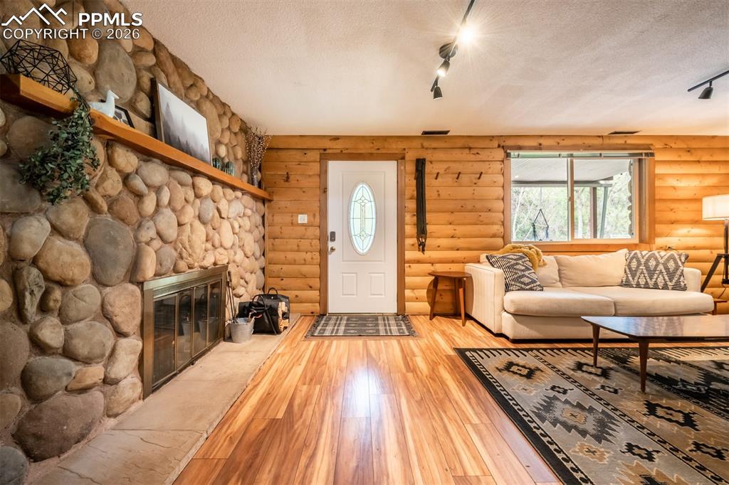 Image 33 of 50: Living Room