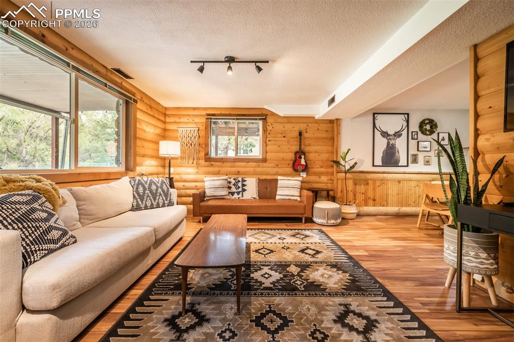 Image 34 of 50: Living Room