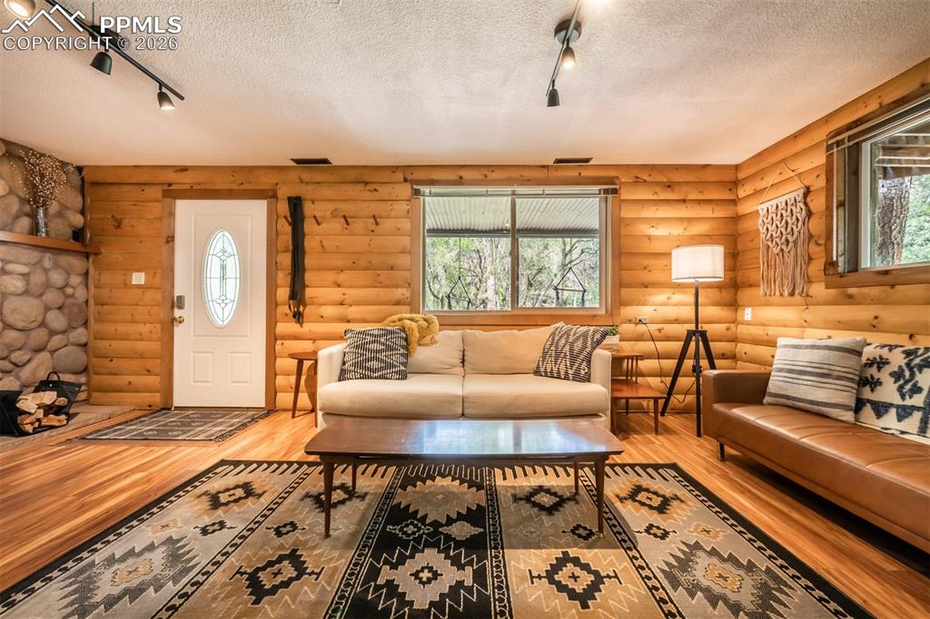 Image 35 of 50: Living Room