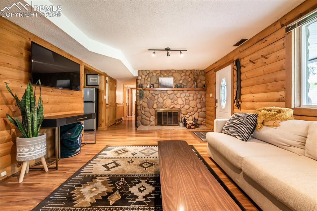 Image 36 of 50: Living Room