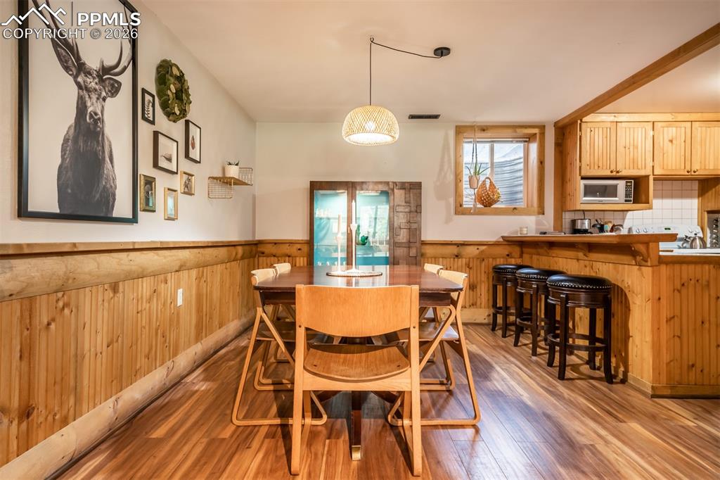 Image 37 of 50: Dining Area