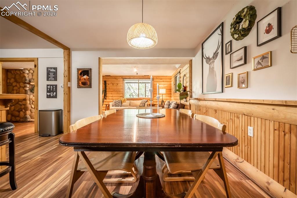 Image 39 of 50: Dining Area