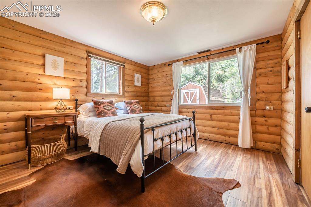 Image 42 of 50: Bedroom