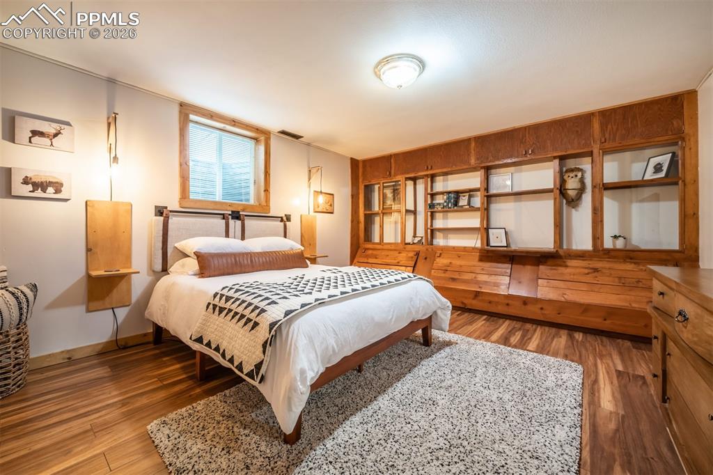 Image 43 of 50: Bedroom