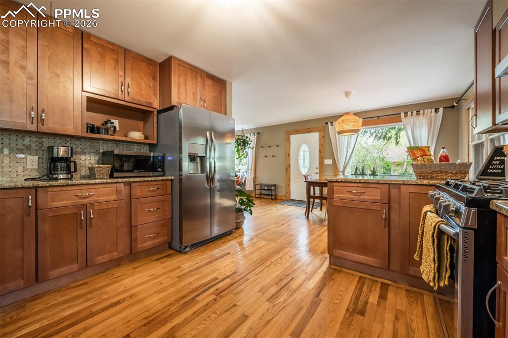 Image 5 of 50: Kitchen