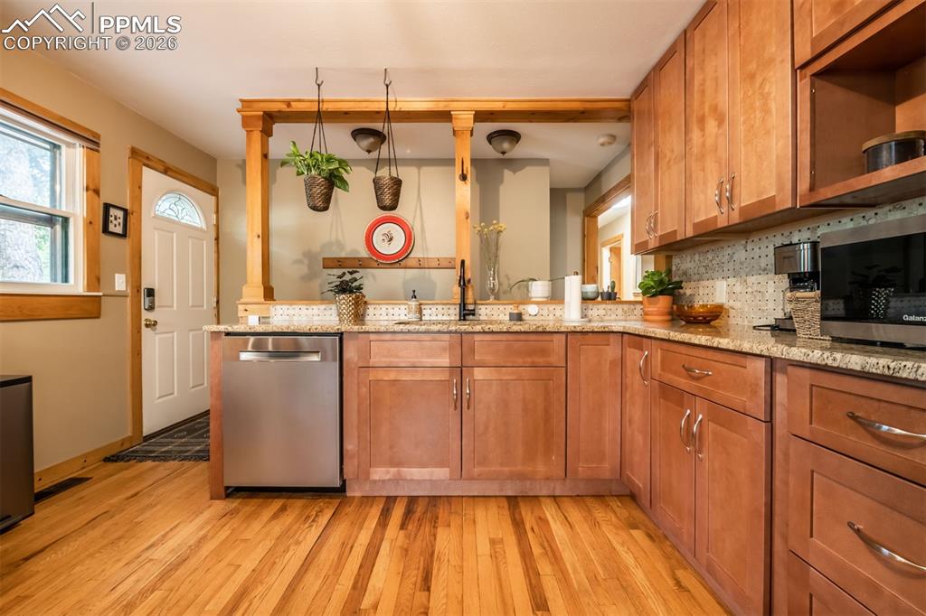 Image 7 of 50: Kitchen