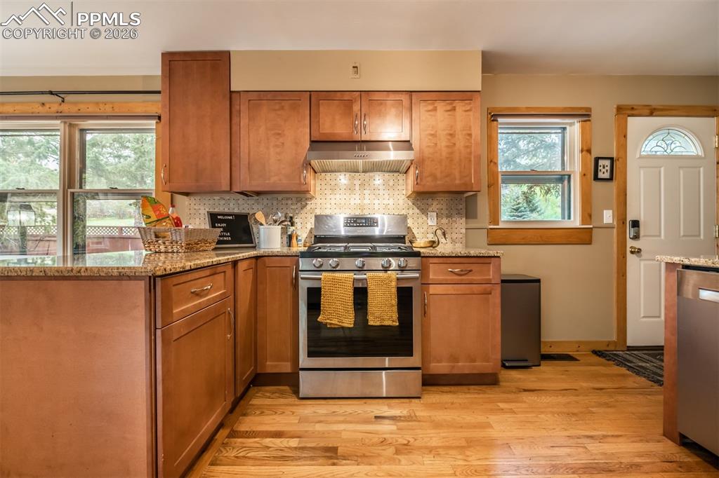 Image 8 of 50: Kitchen