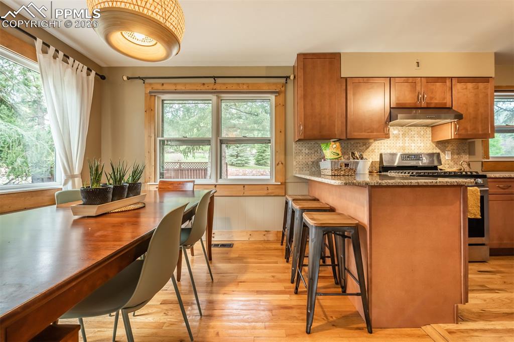 Image 9 of 50: Kitchen