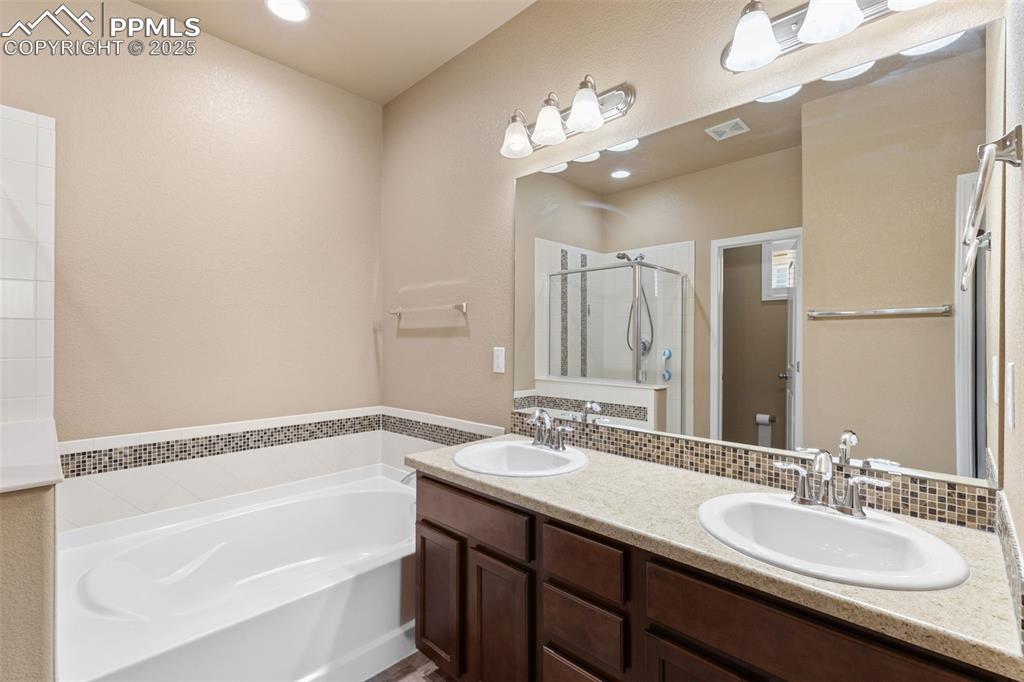 Image 16 of 37: Bathroom