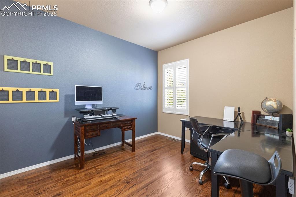 Image 21 of 37: Office