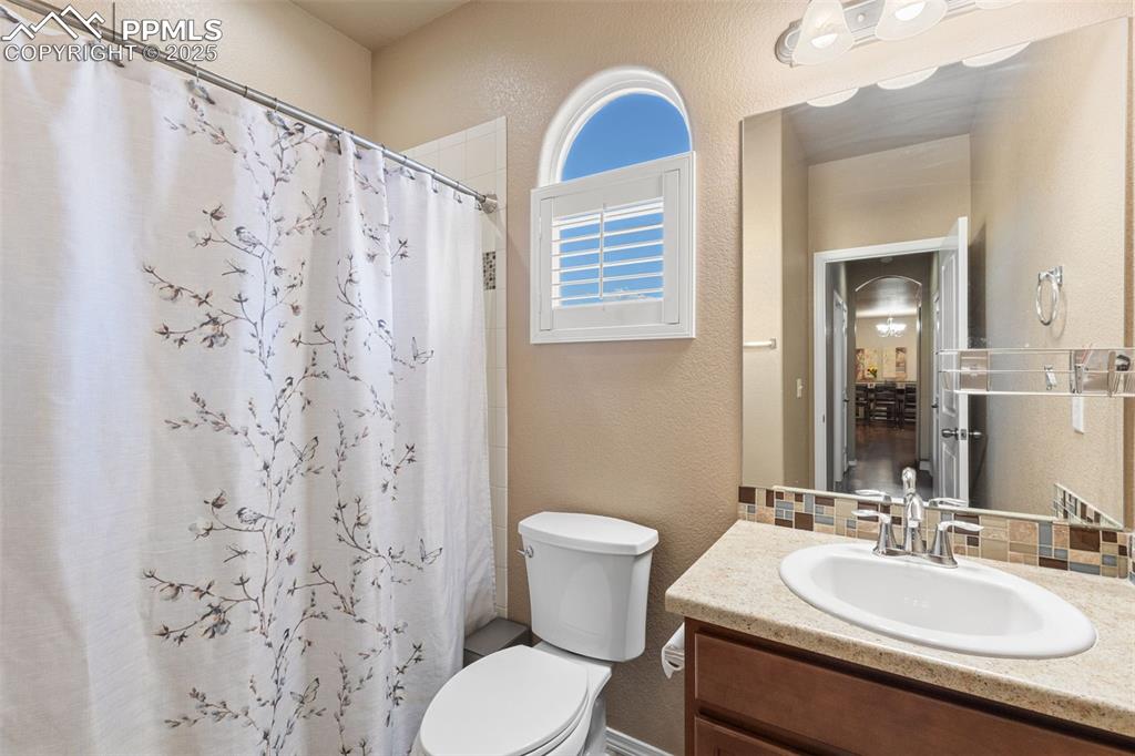 Image 22 of 37: Bathroom