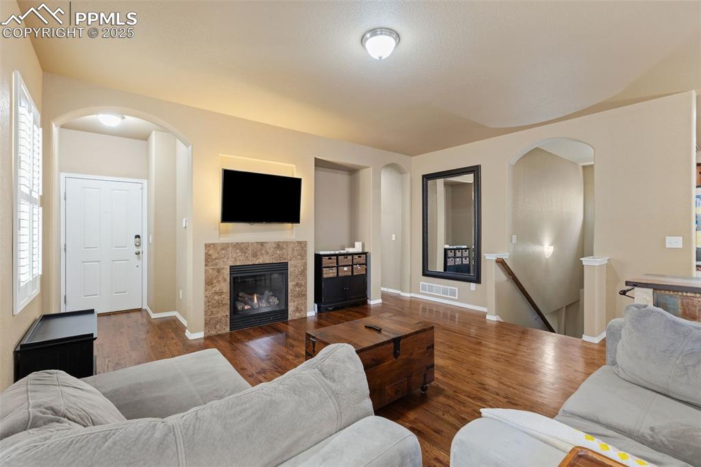 Image 3 of 37: Living Room