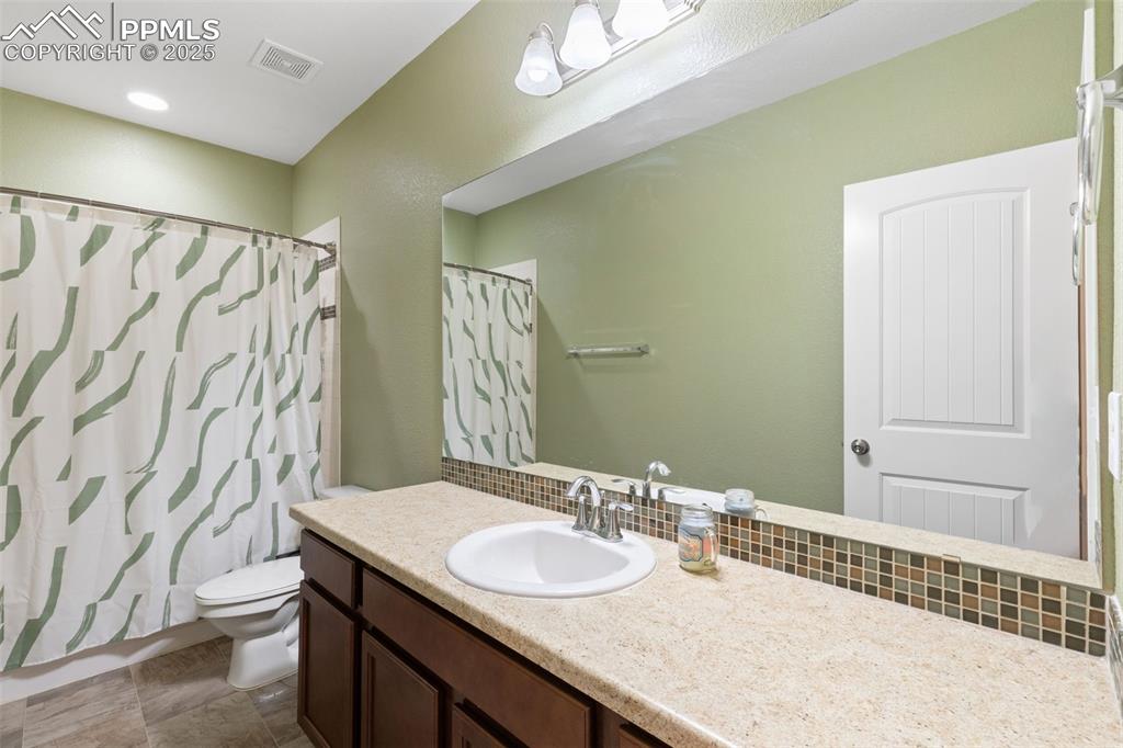 Image 30 of 37: Bathroom