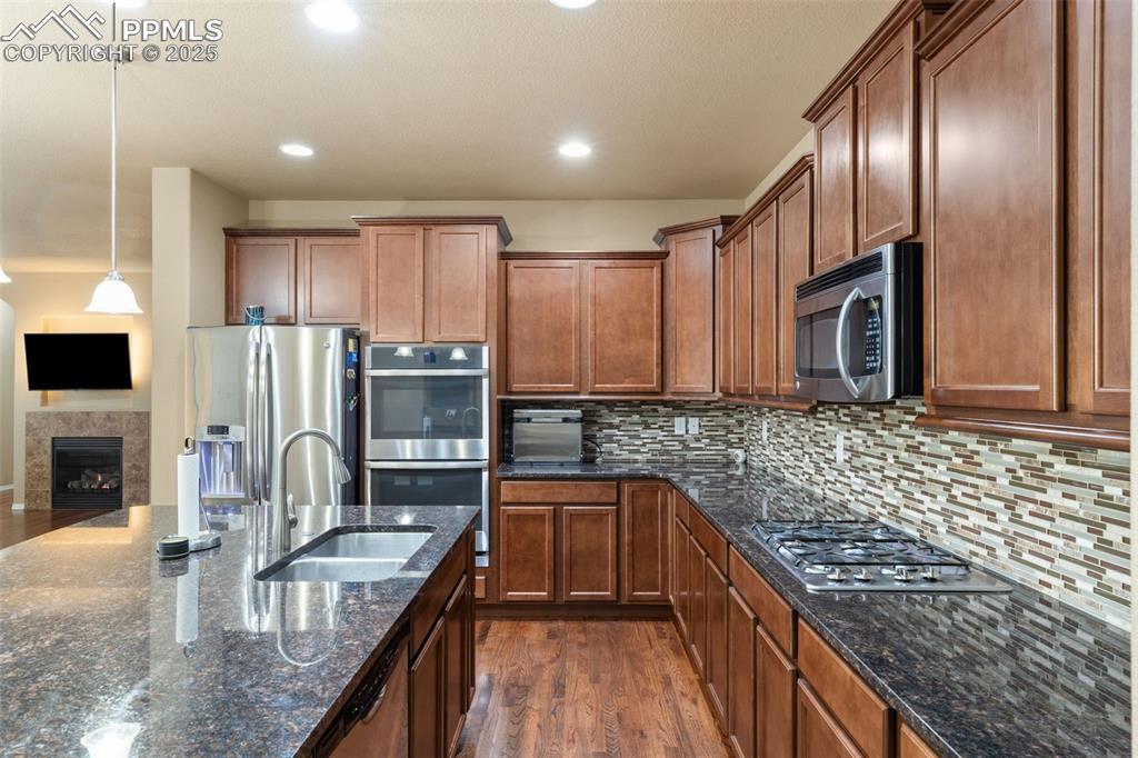 Image 7 of 37: Kitchen