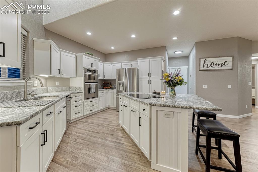 Image 10 of 40: Kitchen