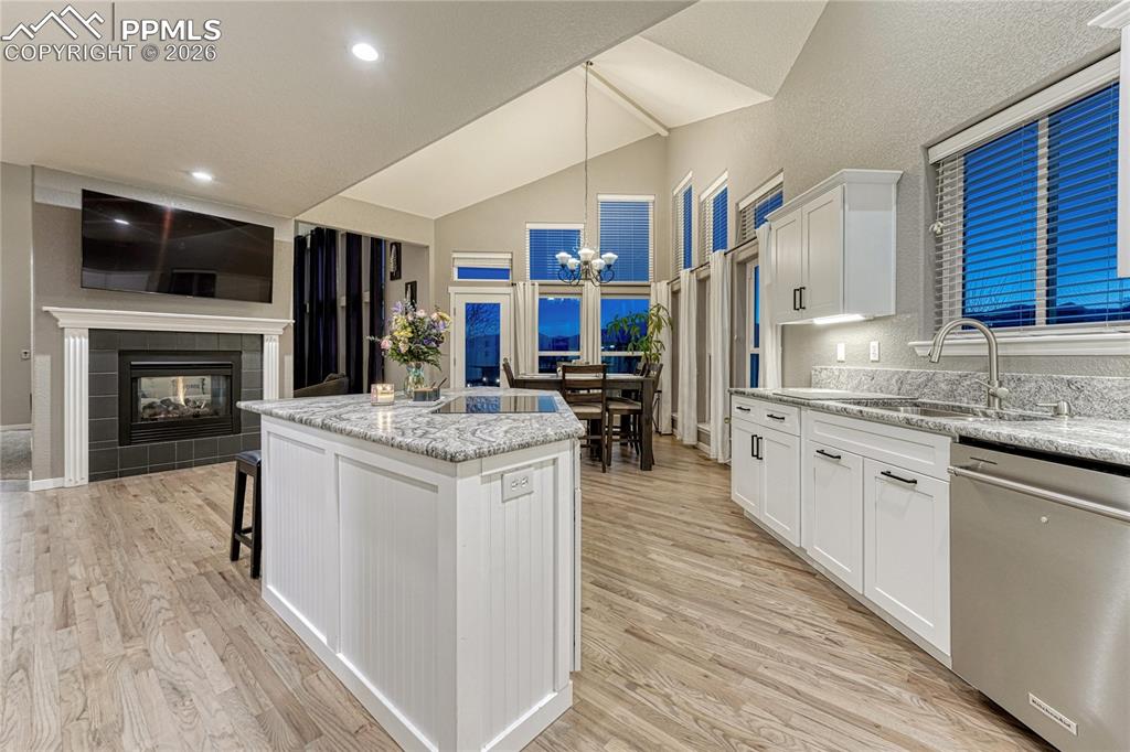 Image 14 of 40: Kitchen