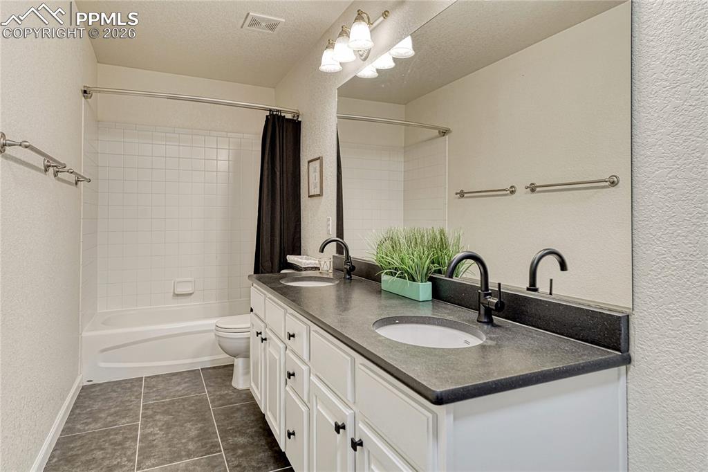 Image 17 of 40: Bathroom