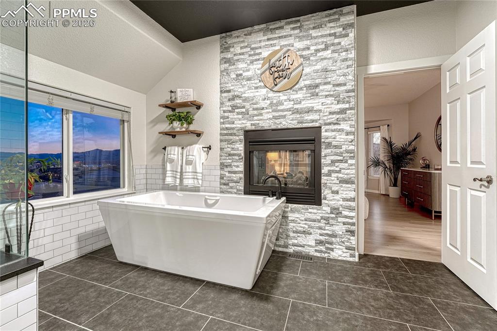 Image 7 of 40: Bathroom