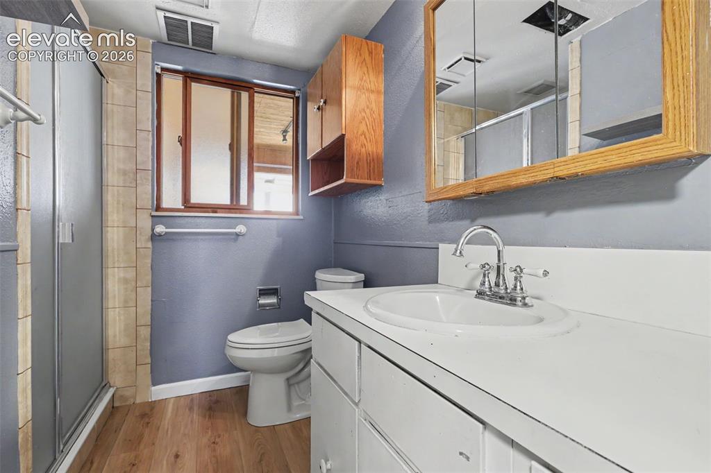 Image 11 of 17: Bathroom