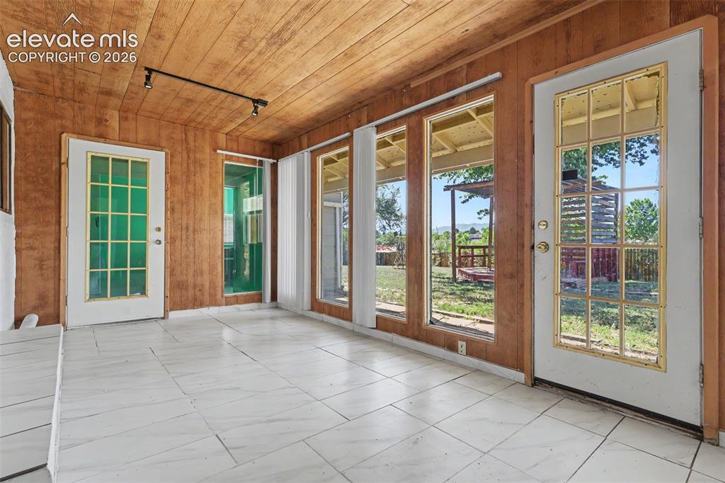 Image 13 of 17: Sun Room