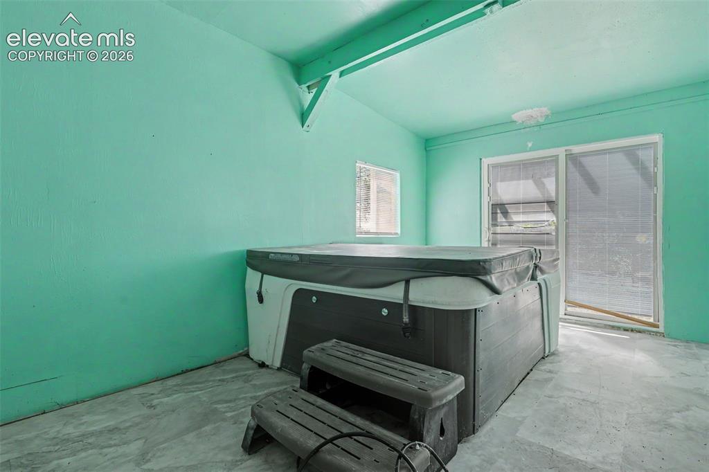 Image 14 of 17: Hot Tub Room