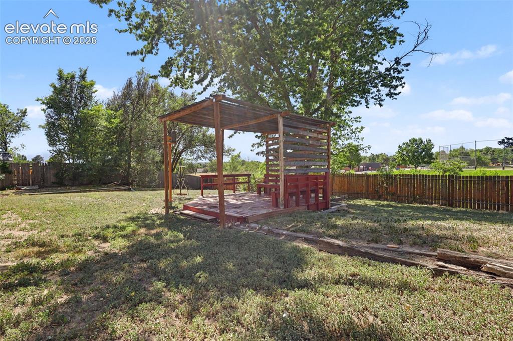 Image 16 of 17: Yard