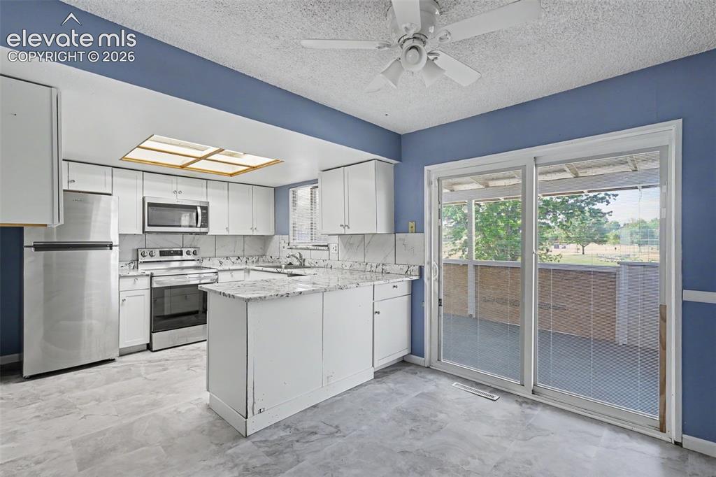 Image 4 of 17: Kitchen includes all appliances!