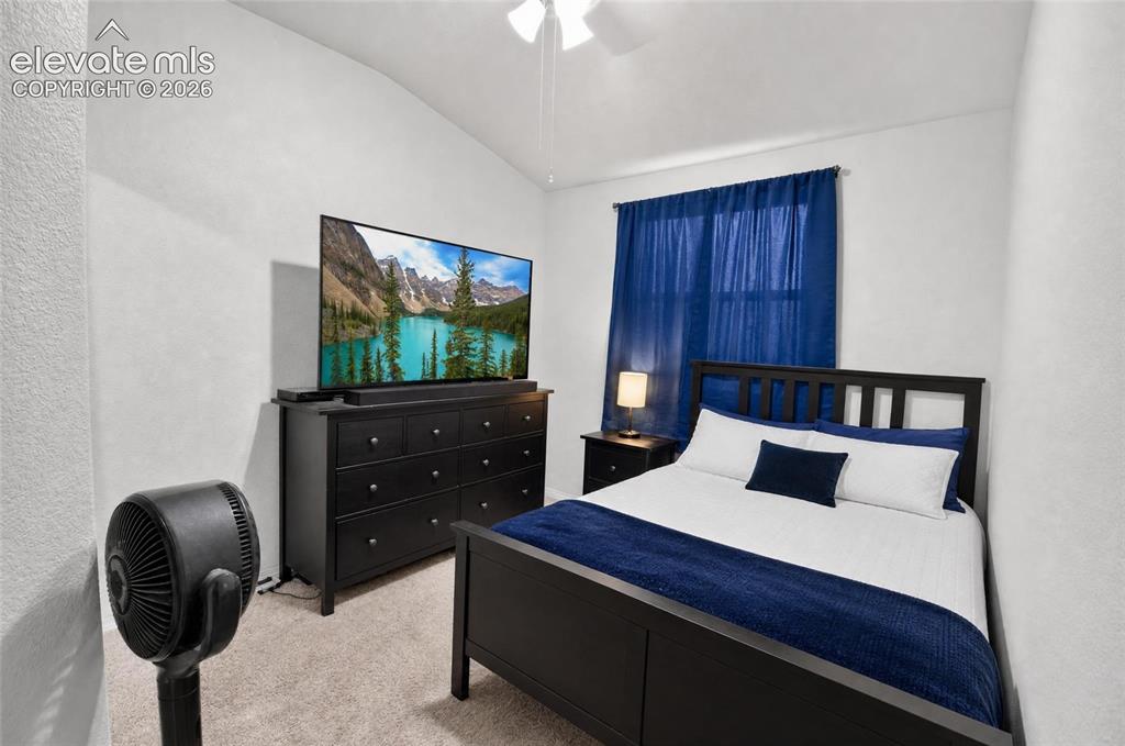 Image 16 of 24: Bedroom