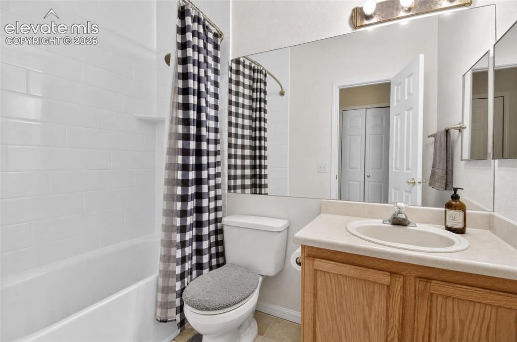 Image 18 of 24: Bathroom