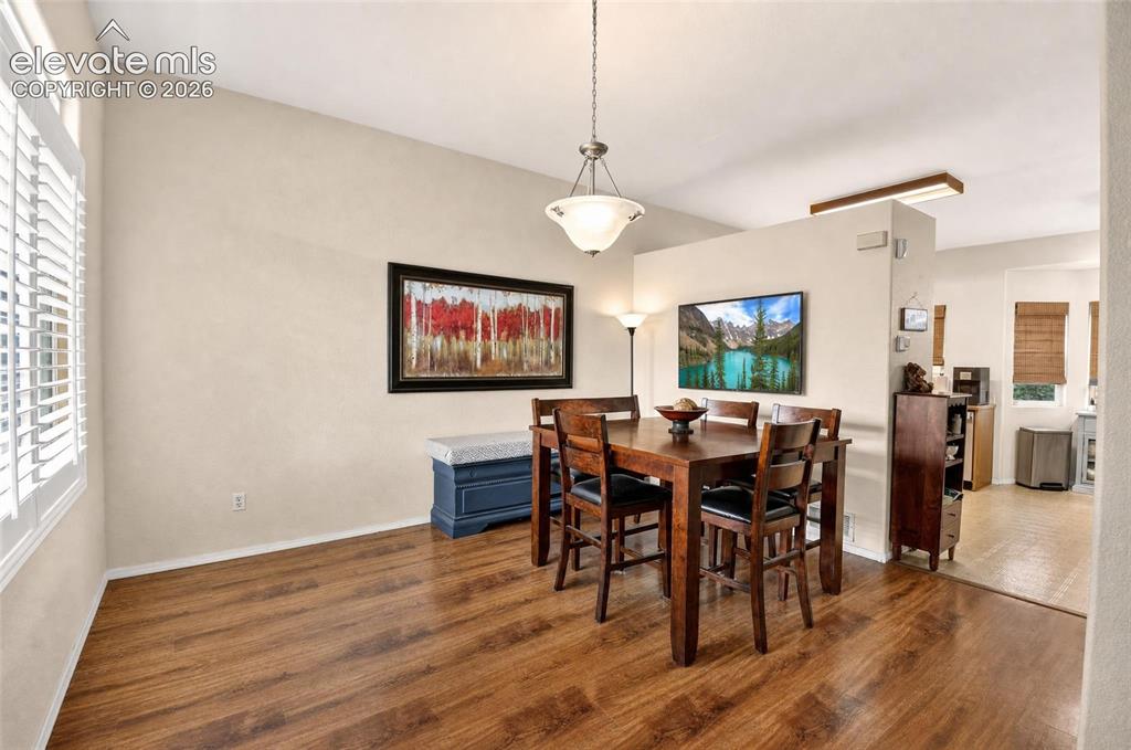 Image 4 of 24: Dining Area