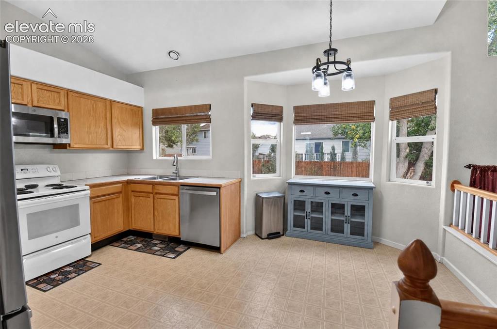 Image 7 of 24: Kitchen