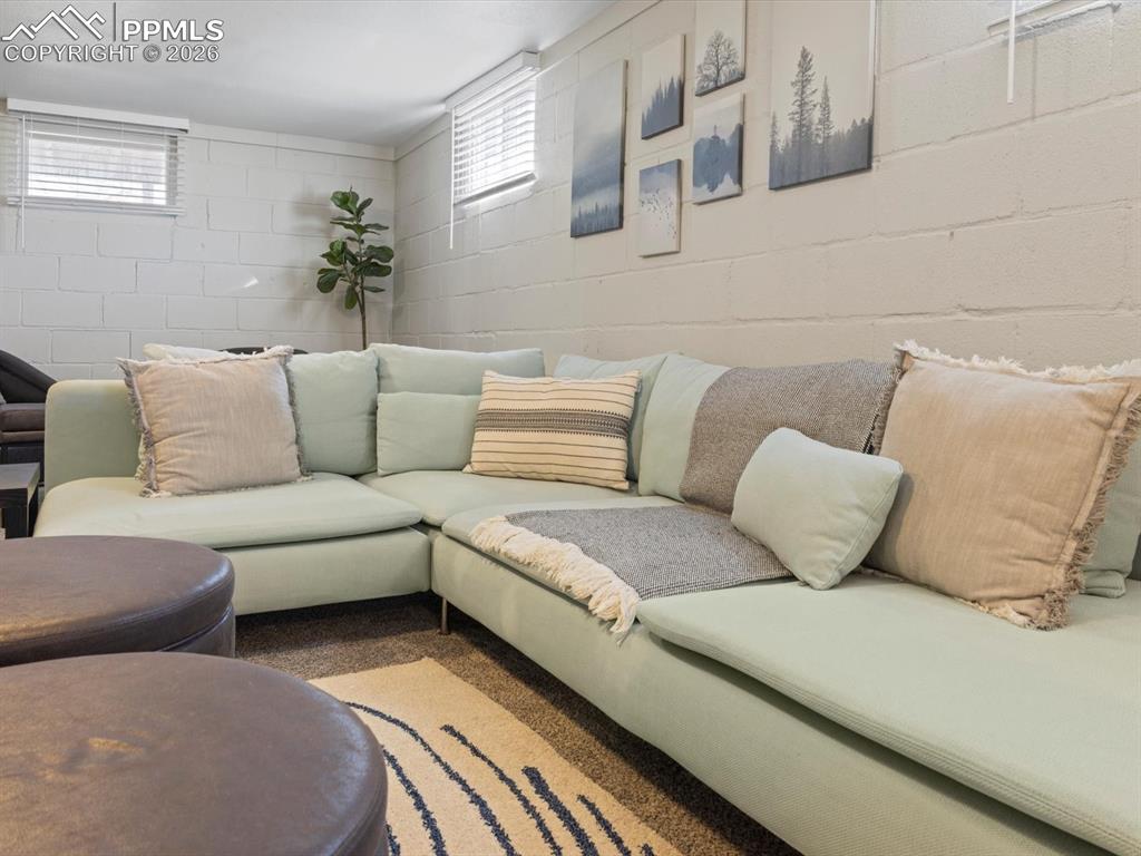 Image 21 of 33: Living Room