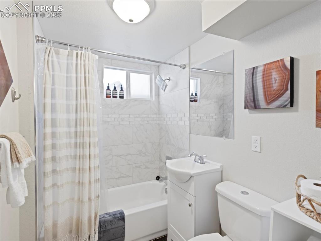 Image 26 of 33: Bathroom