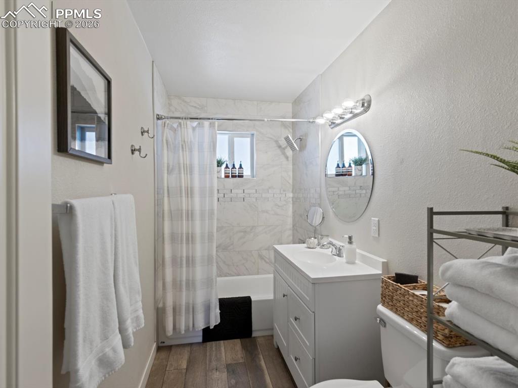 Image 27 of 33: Bathroom