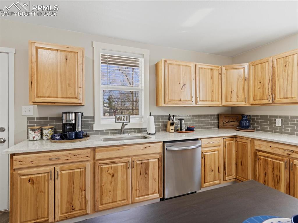 Image 3 of 33: Kitchen