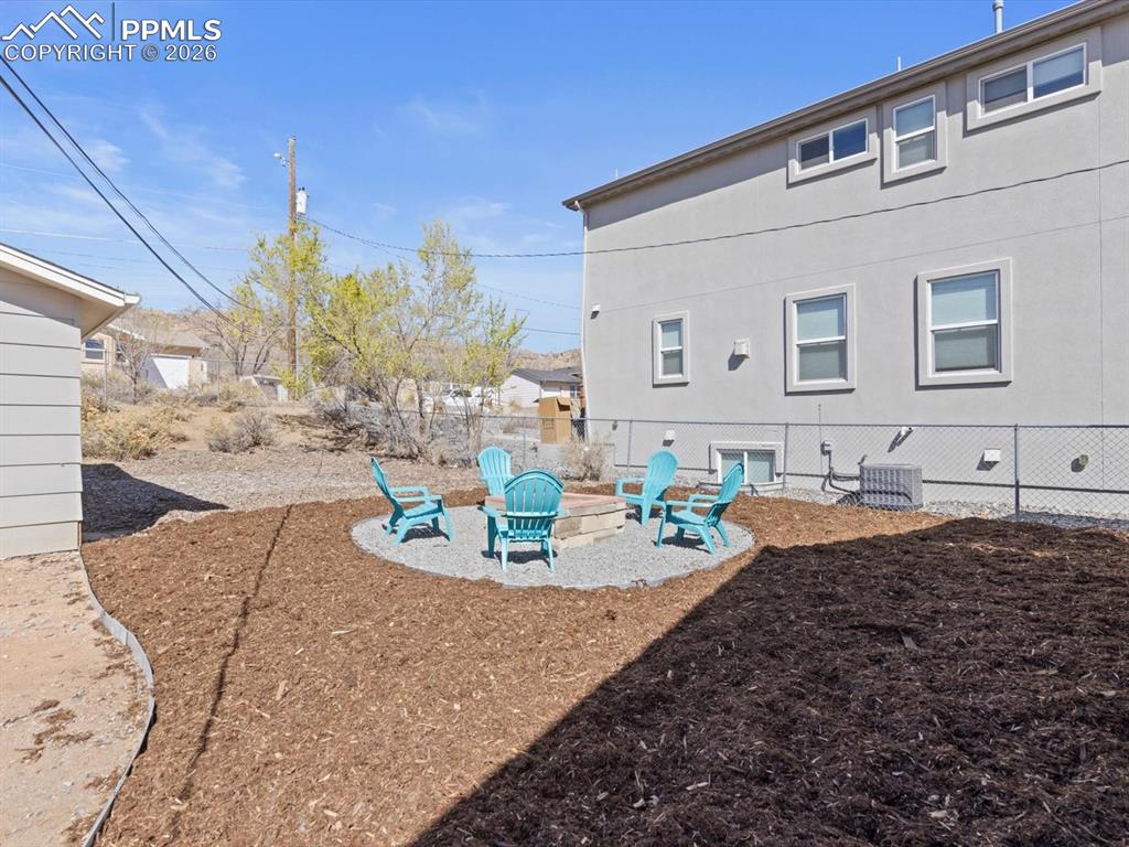 Image 32 of 33: Yard