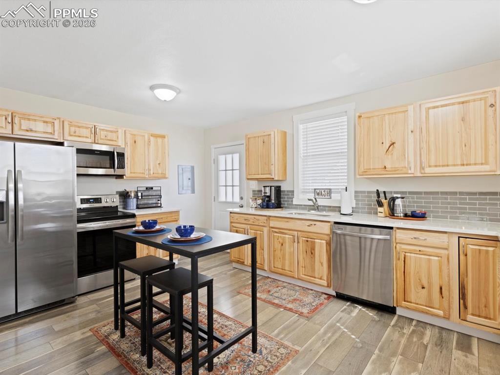 Image 7 of 33: Kitchen