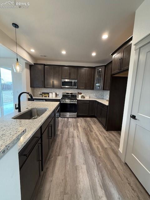 Image 7 of 15: Kitchen