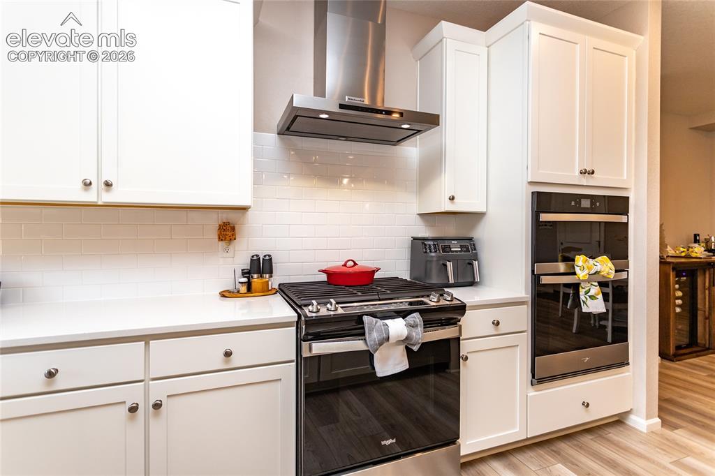 Image 20 of 44: Kitchen