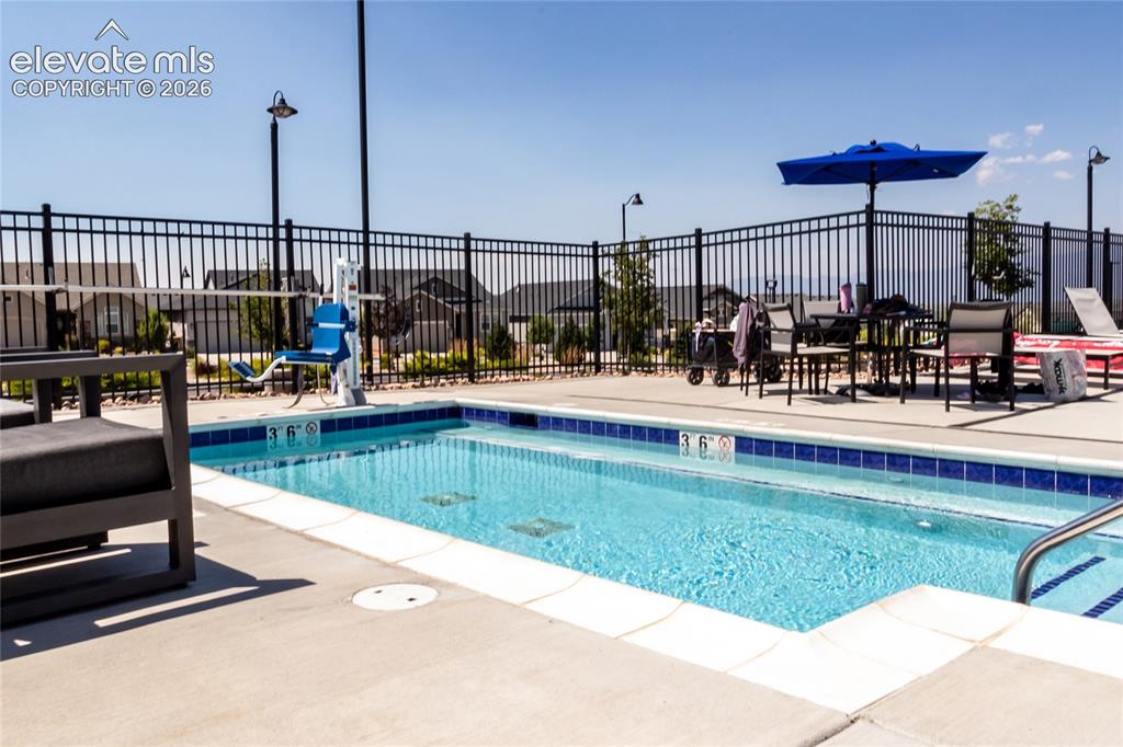Image 42 of 44: Pool