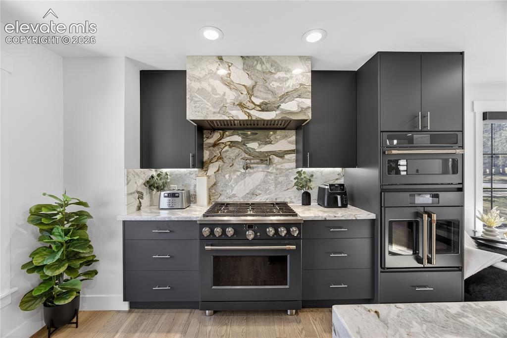 Image 13 of 41: Kitchen