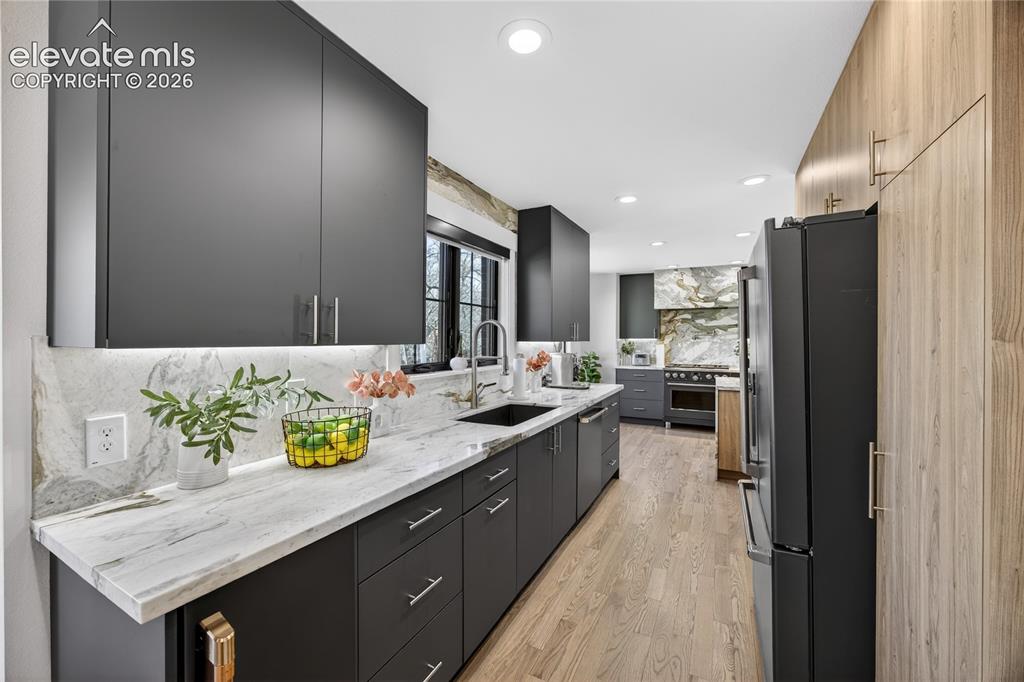 Image 16 of 41: Kitchen