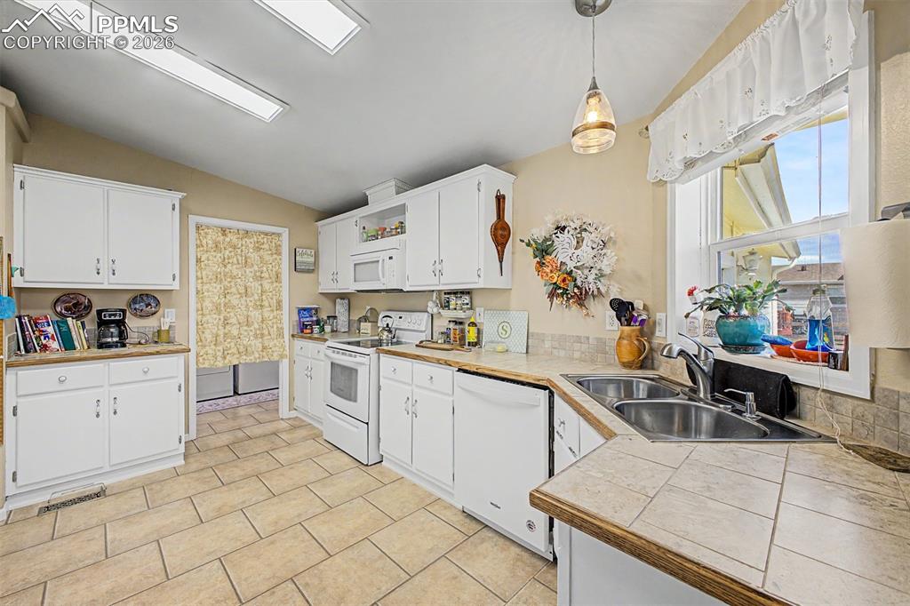 Image 10 of 50: Kitchen