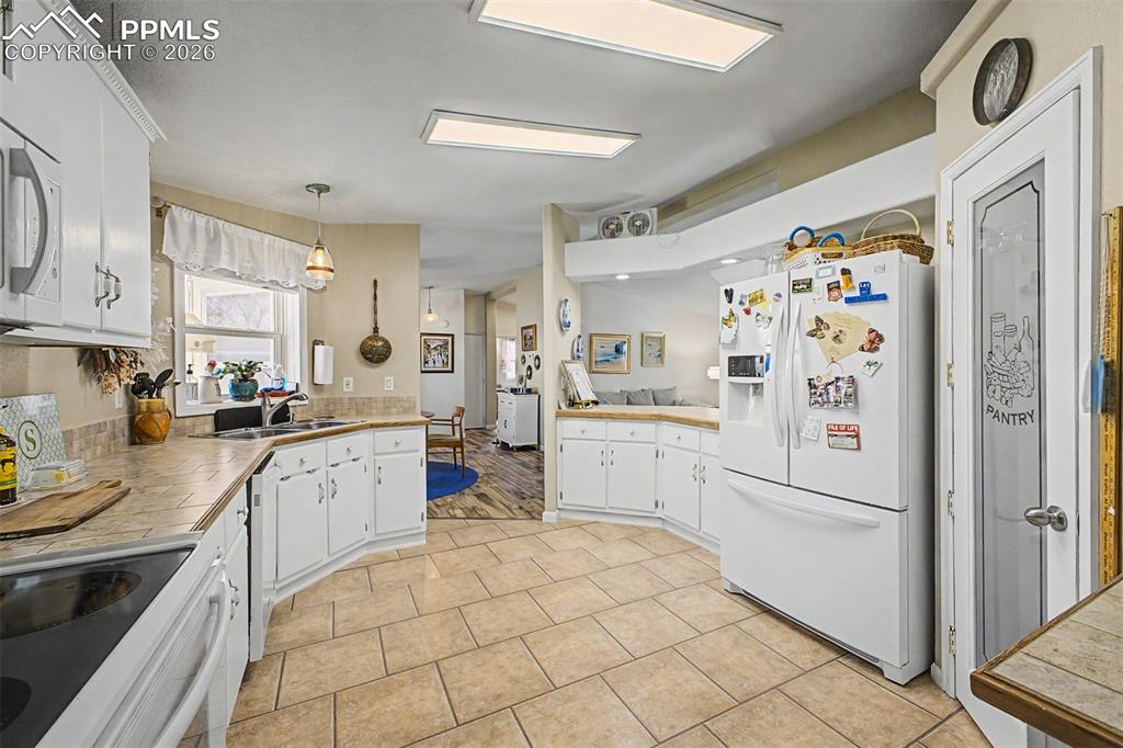 Image 11 of 50: Kitchen