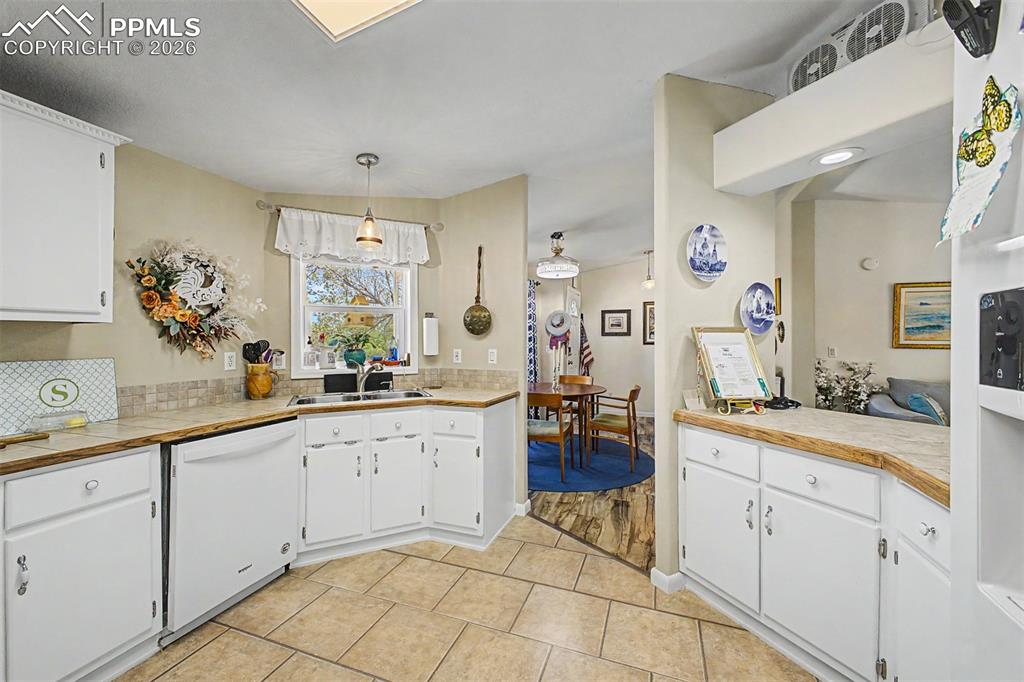 Image 12 of 50: Kitchen