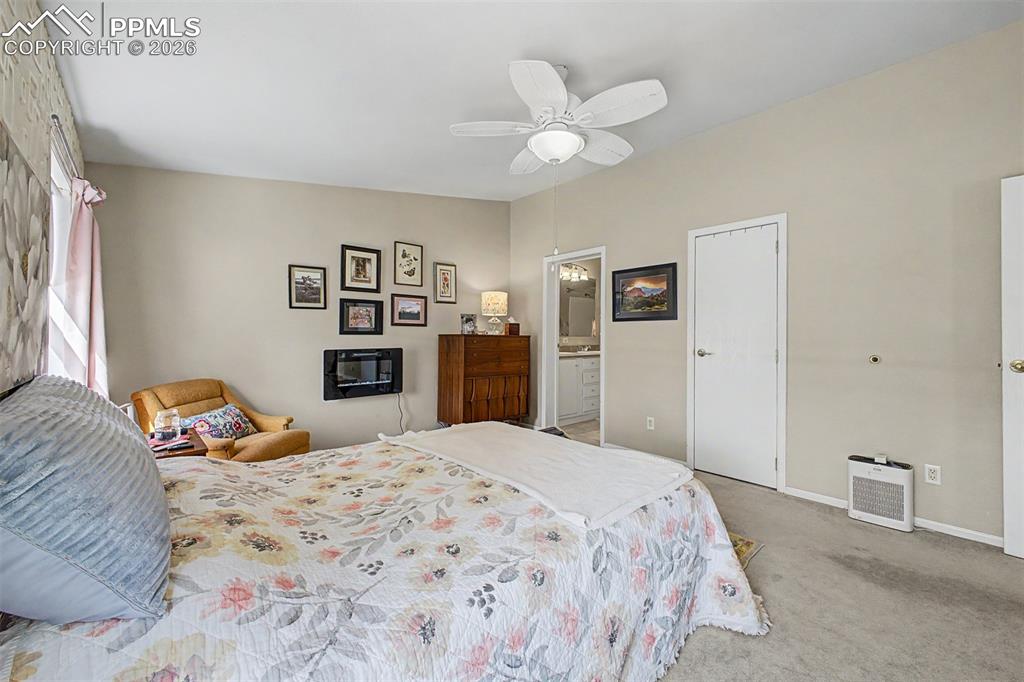 Image 14 of 50: Bedroom